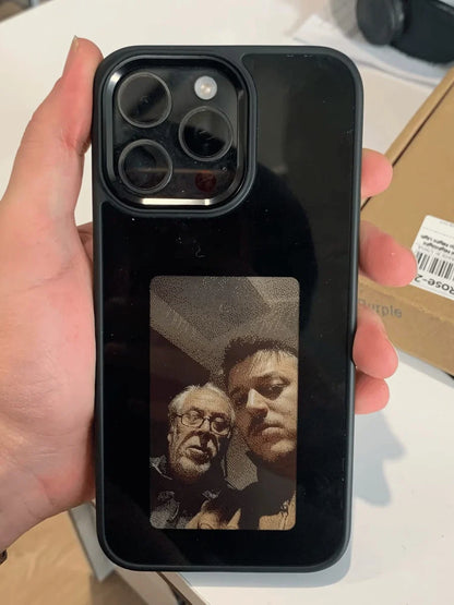Echte foto van het NFC E-Ink telefoonhoesje met een eigen foto op het scherm
