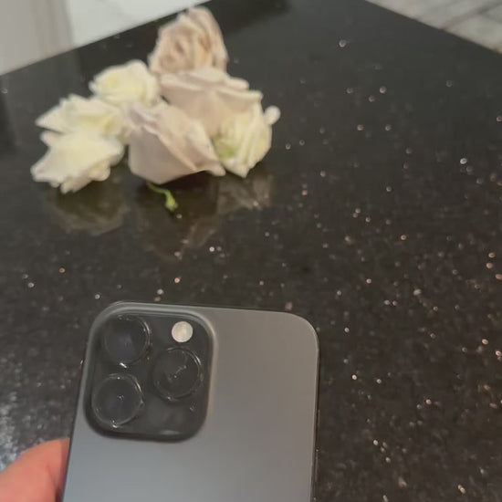Zo werkt het: je kiest een foto in de app, klikt je telefoon in het hoesje en het E-Ink scherm bouwt het beeld pixel voor pixel op